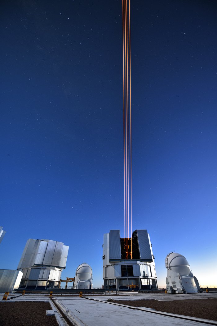 a observatoři Paranal byl poprvé vyzkoušen nejvýkonnější systém vytvářející pomocí laseru umělé referenční hvězdy pro systém adaptivní optiky