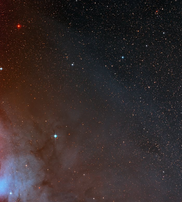 Vidvinkelbild av himlen omkring den exotiska dubbelstjärnan AR Scorpii