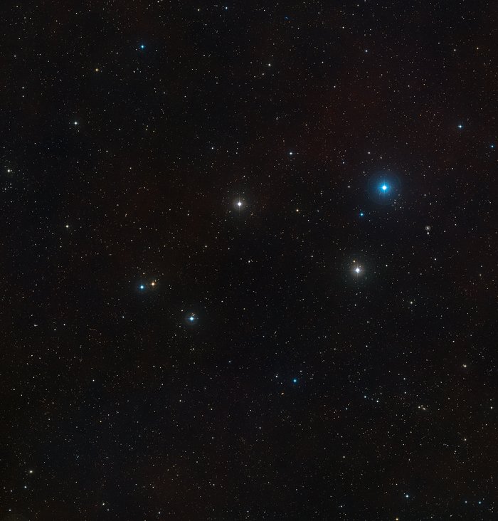 Le ciel qui entoure la galaxie active Markarian 1018