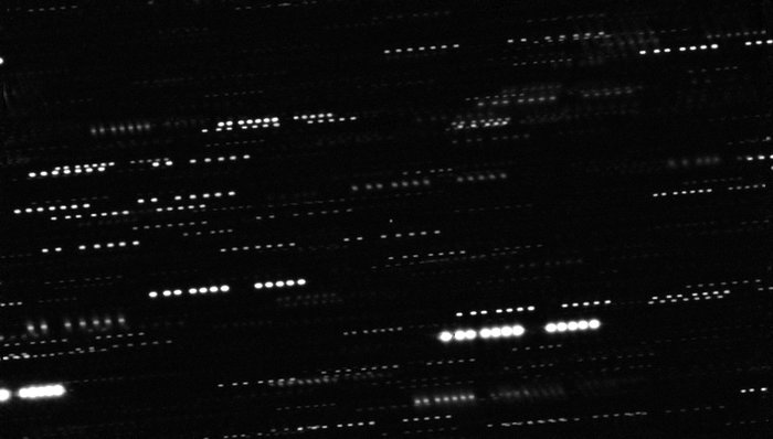 Složený snímek planetky `Oumuamua pořízený pomocí dalekohledu VLT a dalších teleskopů - bez popisu
