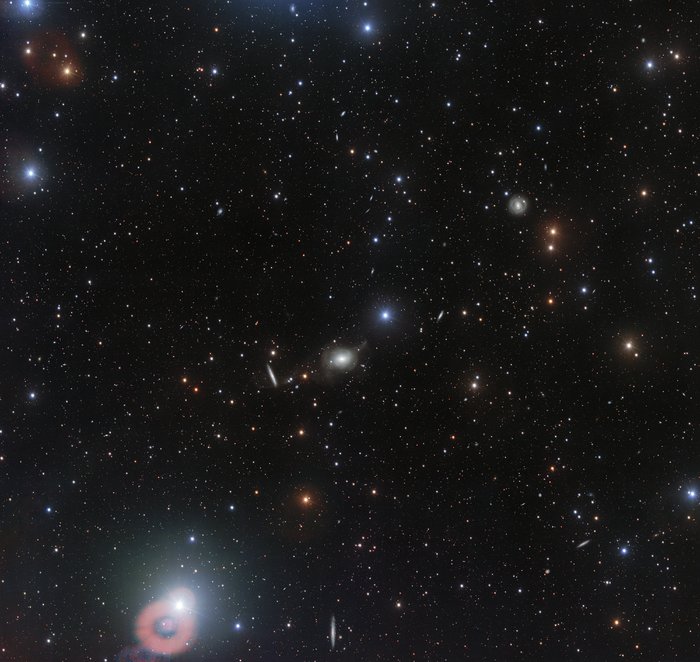 Vidvinkeloptagelse af omgivelserne omkring NGC 5018