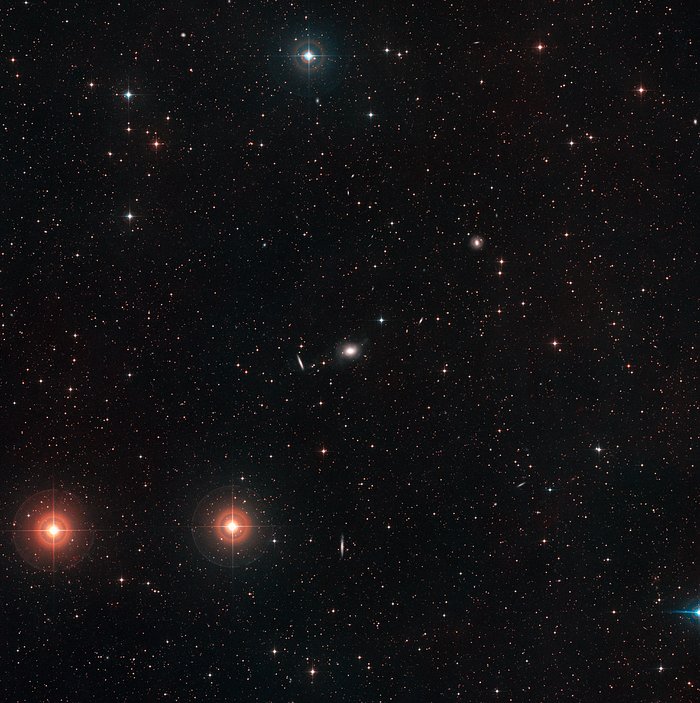 Bild från Digitized Sky Survey omkring galaxen NGC 5018 i stjärnbilden Jungfrun