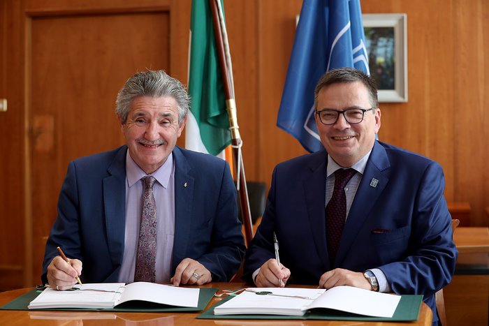 La firma dell'accordo di adesione dell'Irlanda
