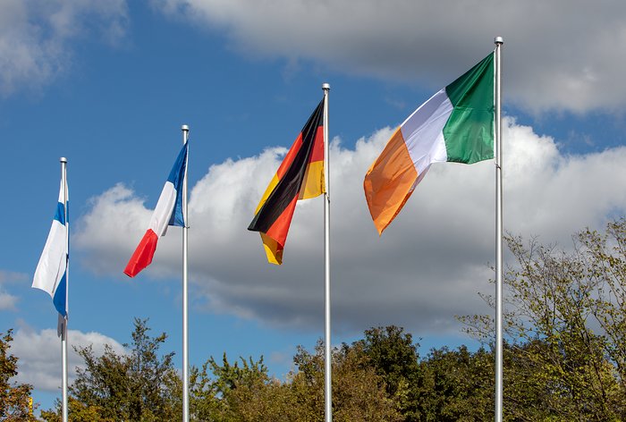 De Ierse vlag wordt gehesen bij het ESO-hoofdkwartier
