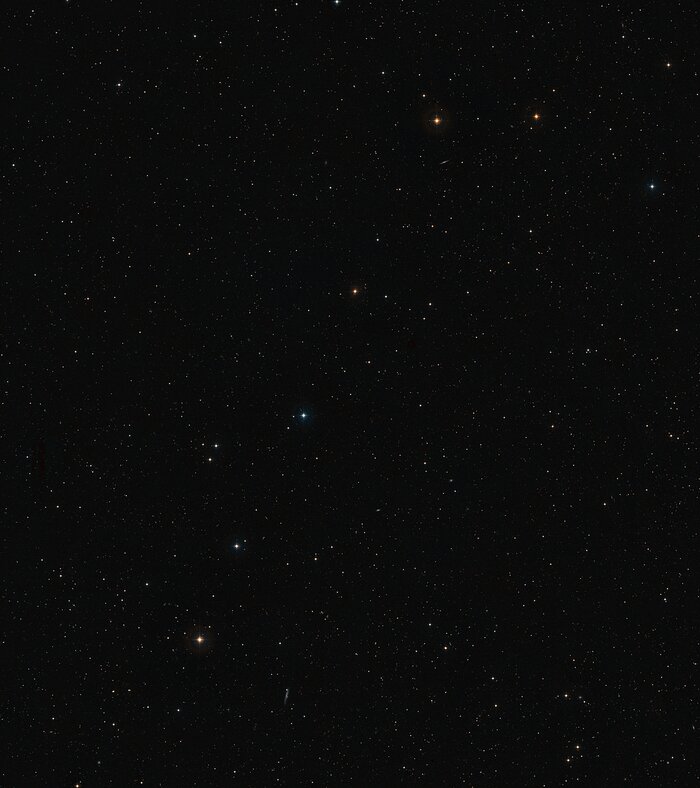 Širokoúhlý pohled na oblohu v okolí kvasaru SDSS J103027.09+052455.0