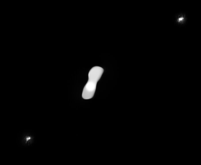 Zpracovaný záběr z přístroje SPHERE zachycuje měsíce planetky Kleopatra
