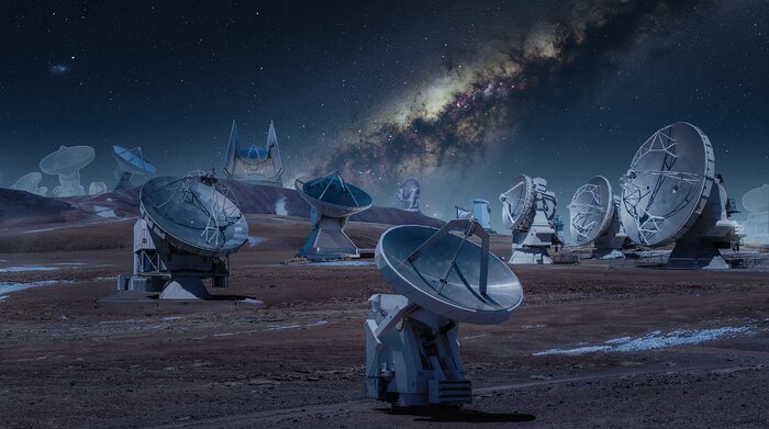 Collage van de Event Horizon Telescope-sterrenwachten (bij nacht)