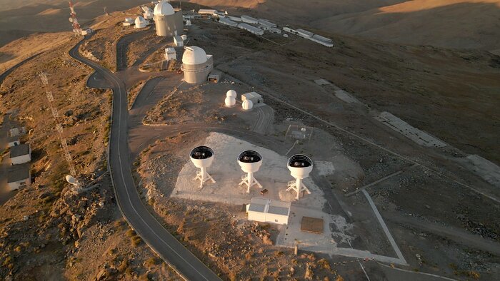 Telescópios BlackGEM vistos do ar