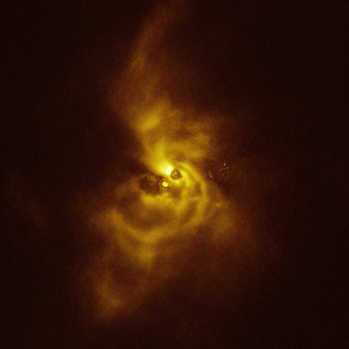 Komplikovaná spirálová struktura oblaků kolem hvězdy V960 Mon pohledem přístroje SPHERE