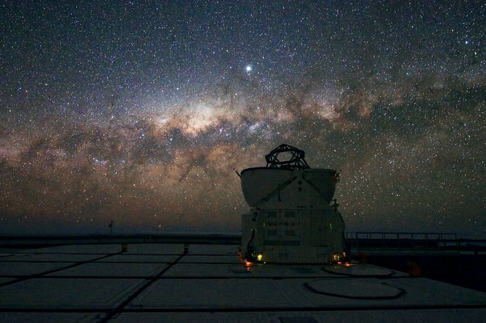A VLT Auxiliary Telescopes watches the Milky Way setting