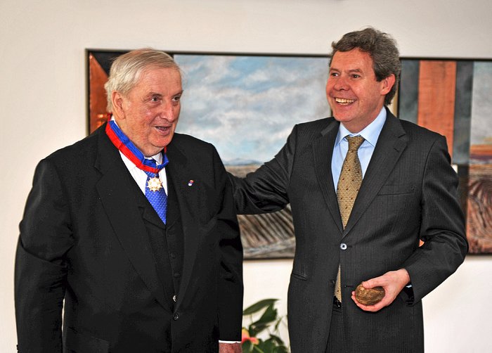 Hans-Emil Schuster receiving the order of Bernardo O'Higgins