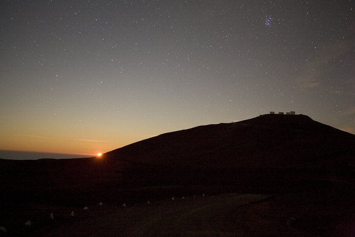 Moon setting over Paranal