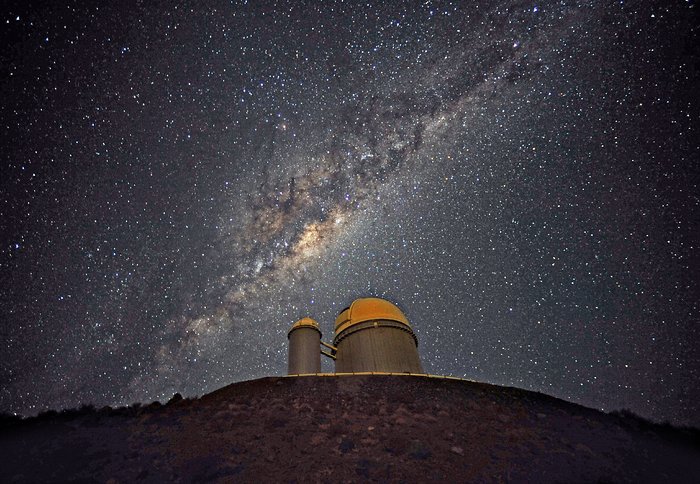O centro galáctico por cima do telescópio de 3,6 metros do ESO