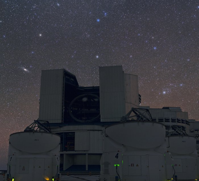 Zwei mit bloßem Auge sichtbare Galaxien über dem VLT 