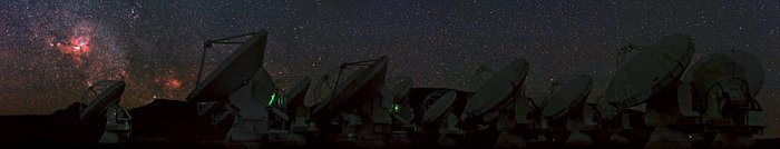 Vista panoramica di ALMA con la nebulosa della Carena 