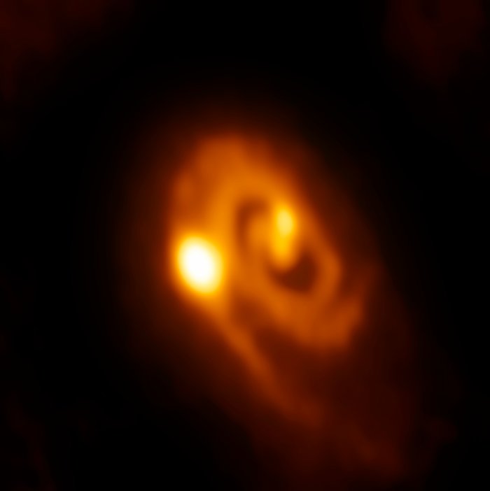 Jong stellair systeem op heterdaad betrapt bij het vormen van een meerling