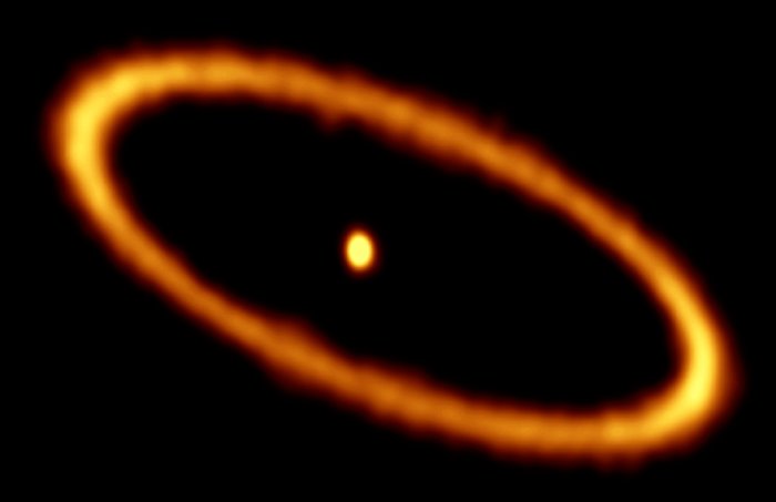 ALMA zkoumá prachový disk kolem Fomalhautu
