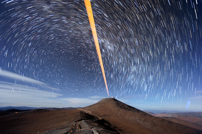 Filé d’étoiles au-dessus Paranal