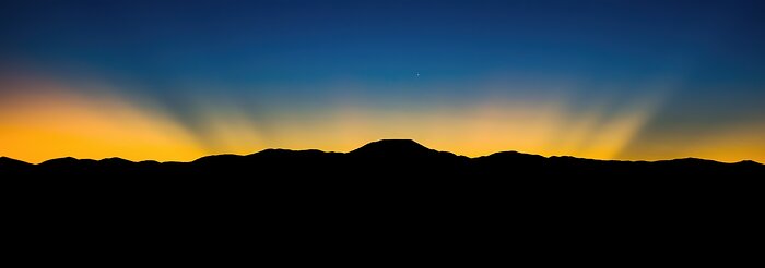 Východ slunce na hoře Cerro Armazones