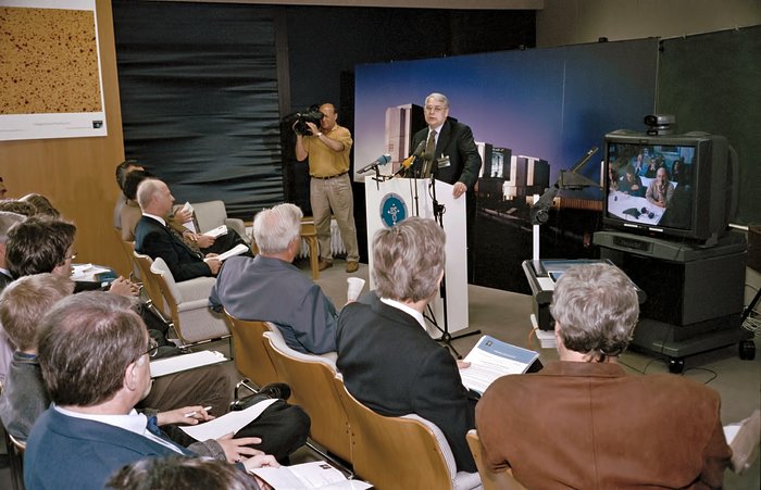 Announcement during VLT first light press conference