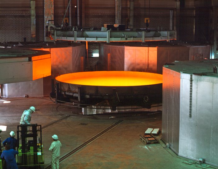 Casting the world's first 8-m mirror (1991)