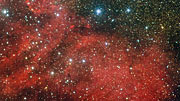 Panoroiden tähtijoukon NGC 6604 alueen halki