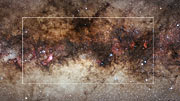 Srovnání infračerveného a viditelného pohledu na střed Galaxie