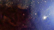 Survol panoramique du nuage sombre Lupus 3 et des jeunes étoiles chaudes qui y sont associées