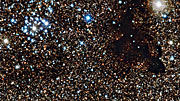 Panorering hen over stjernehoben NGC 6520 og den mørke sky Barnard 86