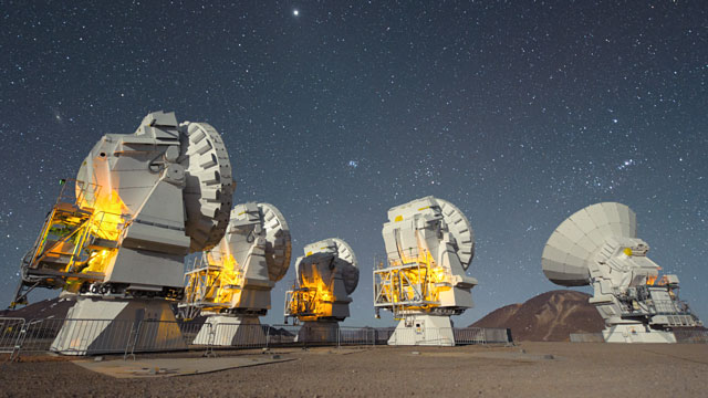 Five ALMA Antennas on the Chajnantor plateau (time-lapse)