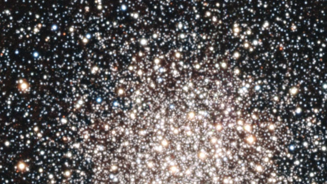 Panoroiden pallomaista tähtijoukkoa NGC 6362 esittävän kuvan halki