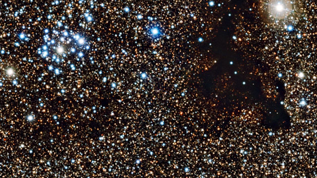 Panorera över stjärnhopen NGC 6520 och det mörka molnet Barnard 86
