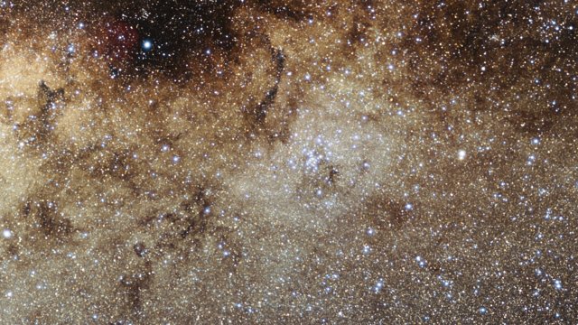 Inzoomen op de heldere sterrenhoop Messier 7