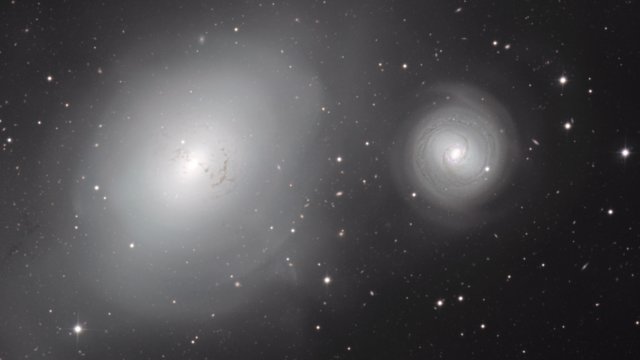 Panoramica delle galassie NGC 1316 e 1317