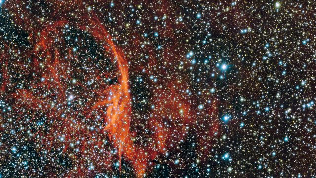 Vue rapprochée du ciel qui entoure la région de formation d'étoiles RCW 106
