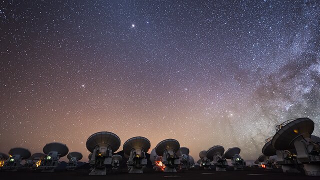 ESOcast 235 Light: Un equipo de astrónomos obtiene una imagen de los campos magnéticos presentes en los límites del agujero negro de M87